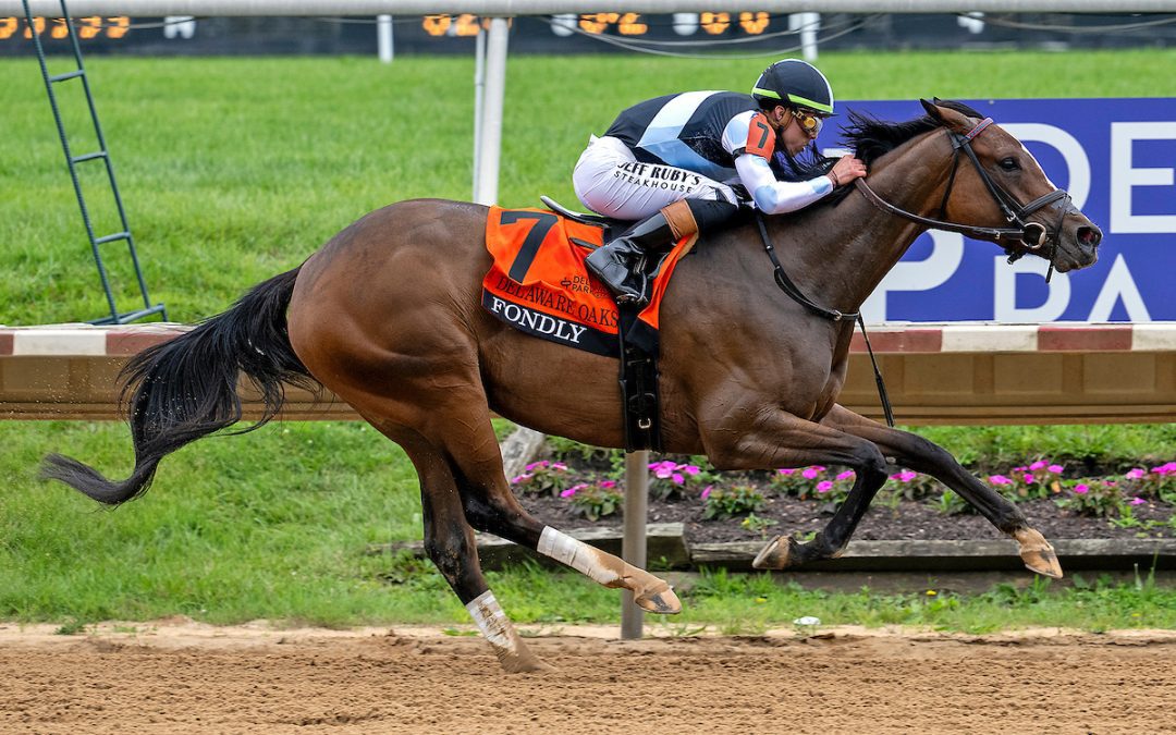 Fondly takes Delaware Oaks decisively